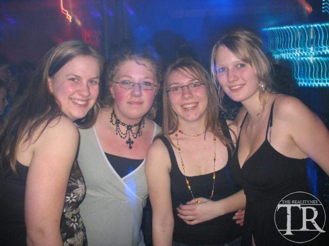 20043