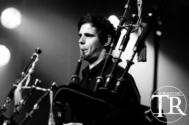 410981